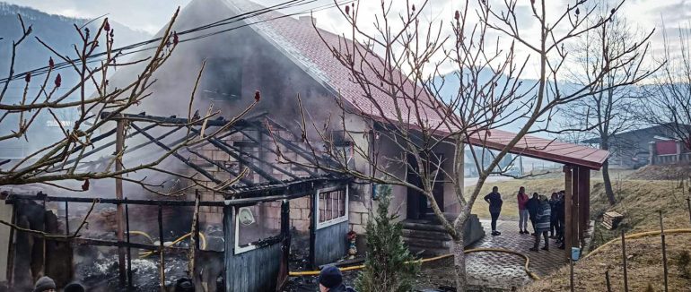 У Тячівському районі рятувальники під час пожежі вберегли від знищення двоповерховий будинок