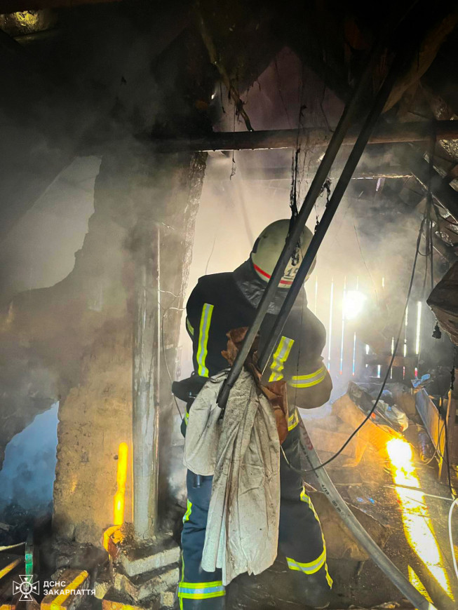 На Хустщині вогнеборці вчасно зупинили пожежу в житловому будинку