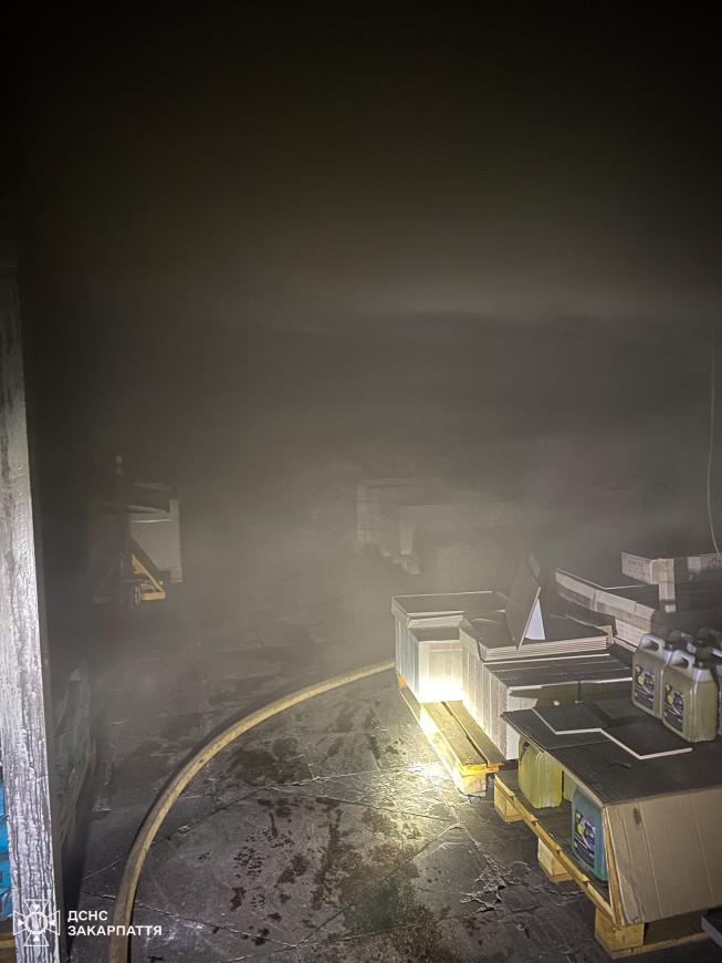 В Ужгороді вогнеборці загасили пожежу в складському приміщенні