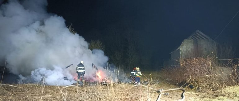 Рятувальники Хустщини ліквідували пожежу у надвірній споруді
