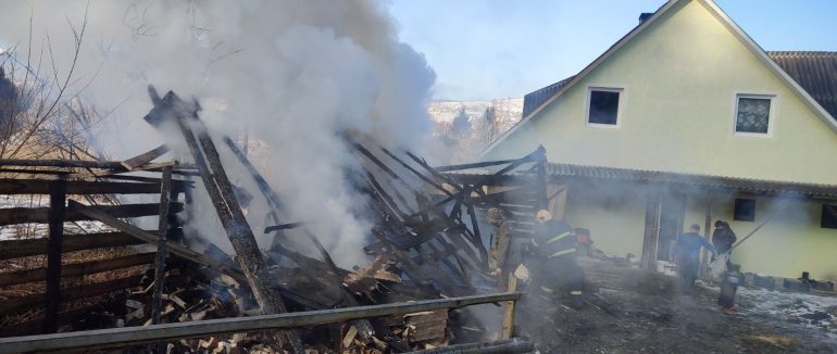 Вогнеборці Рахівщини ліквідували пожежу в надвірній споруді, запобігши її поширенню на житловий будинок