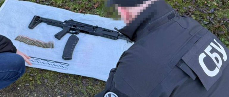 СБУ та Нацполіція затримали 4 ділків, які намагалися налагодити на Закарпатті нелегальний продаж «трофейної» зброї