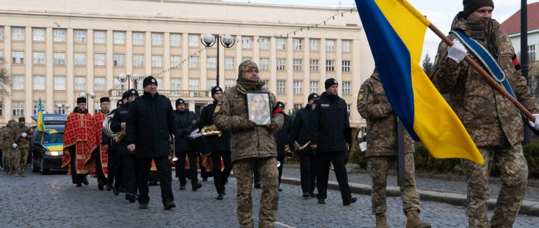Ужгород сьогодні попрощався із 34-річним солдатом Робертом Папом