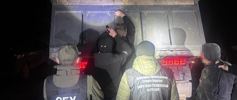 На Берегівщині у «КамАЗі» з піском виявили 13 ухилянтів