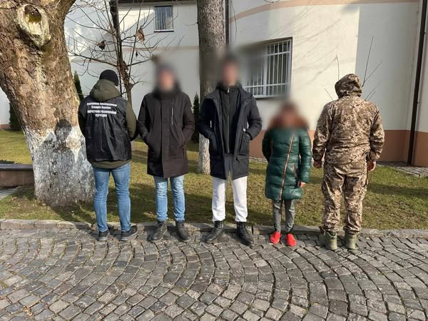 Доставка продуктів і не тільки: на Закарпатті прикордонники затримали двох переправників чоловіків