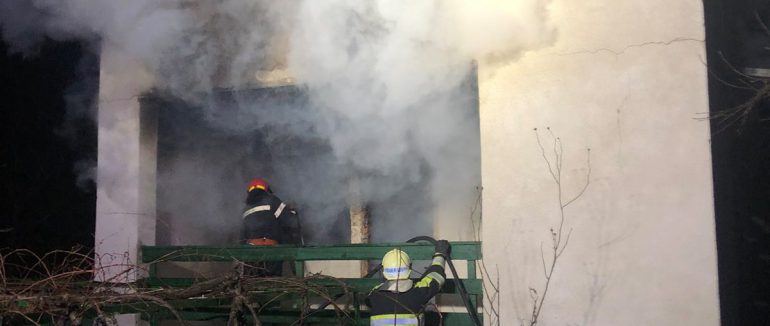 На Ужгородщині під час пожежі надзвичайники вберегли від знищення автомобіль