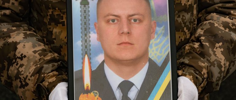 В Ужгороді провели в останню дорогу полеглого на війні прикордонника Дмитра Цацуру