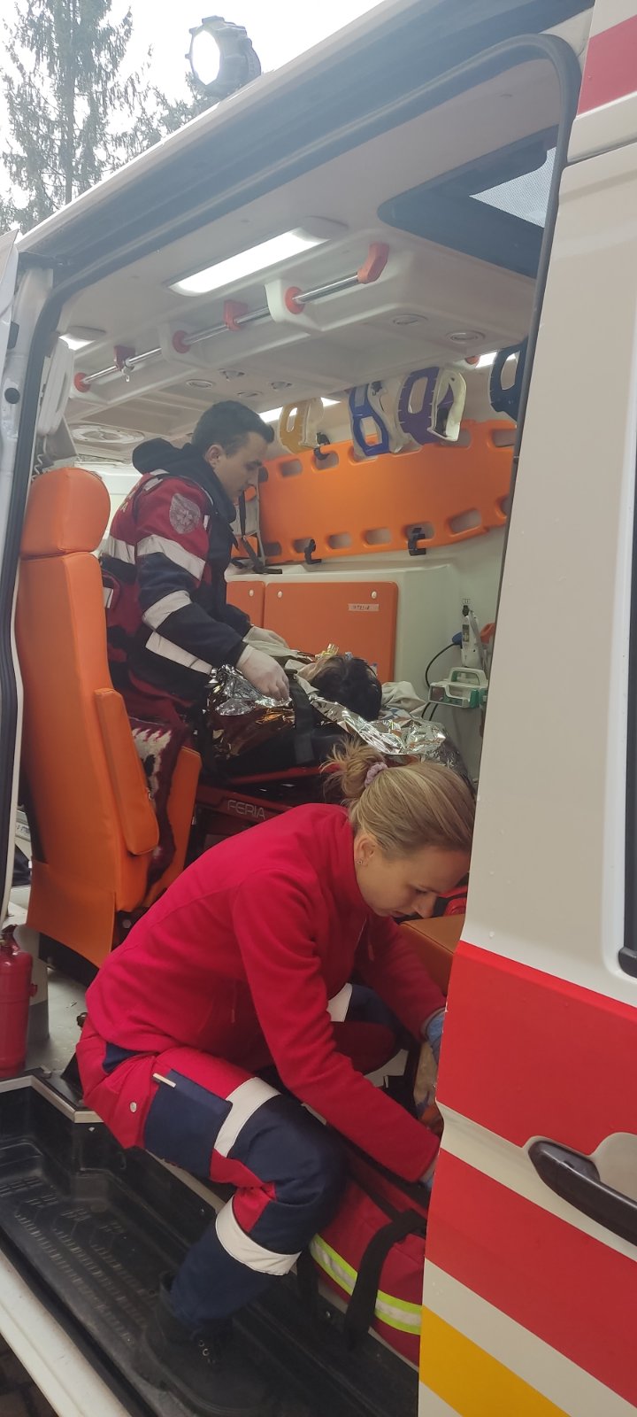 На Рахівщині медики «швидкої» врятували жінку з критичною кровотечею через розірвану трахею