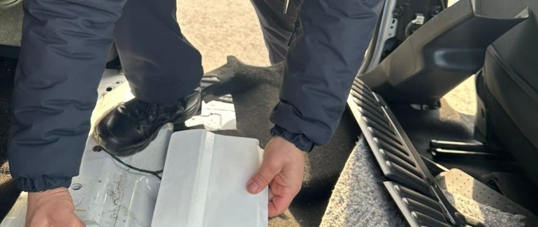 У «митні тенета» потрапив «Renault», упакований валютою на понад мільйон гривень