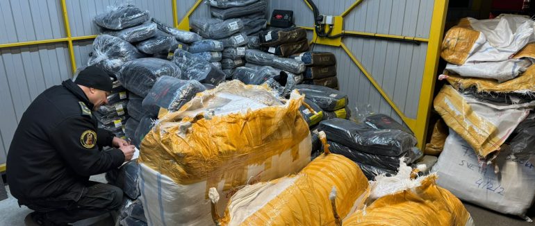 На Закарпатті на кордоні  серед партії гуманітарної допомоги виявили новий одяг на мільйон гривень