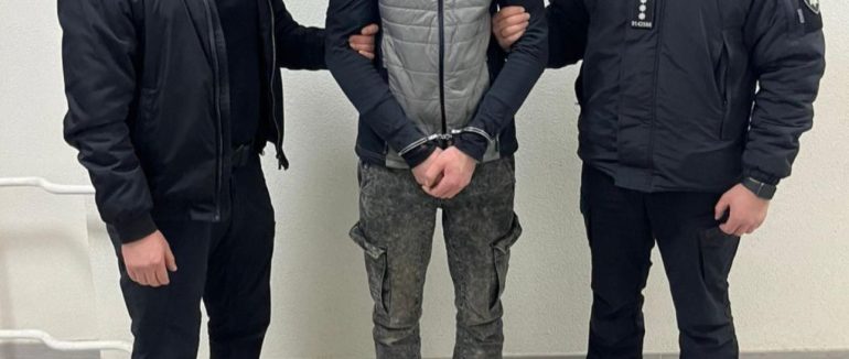 На Тячівщині поліція затримала наркоторговця: під час обшуків у зловмисника вилучили велику кількість зброї та боєприпасів