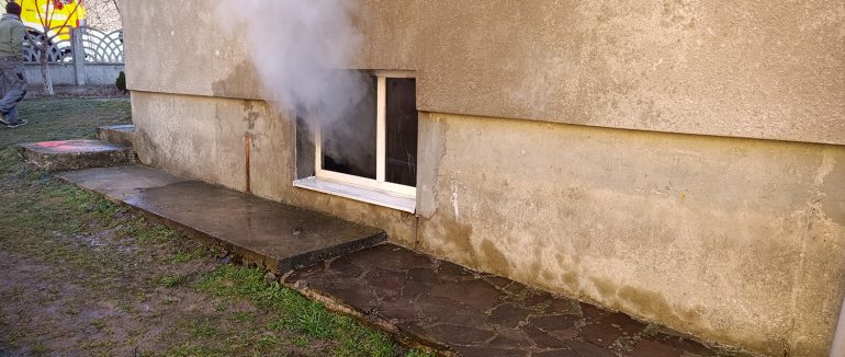На Хустщині рятувальники гасили пожежу у підвалі житлового будинку