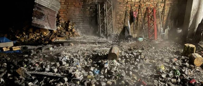 У Мукачеві під час пожежі у дворі вдалося уникнути масштабних наслідків