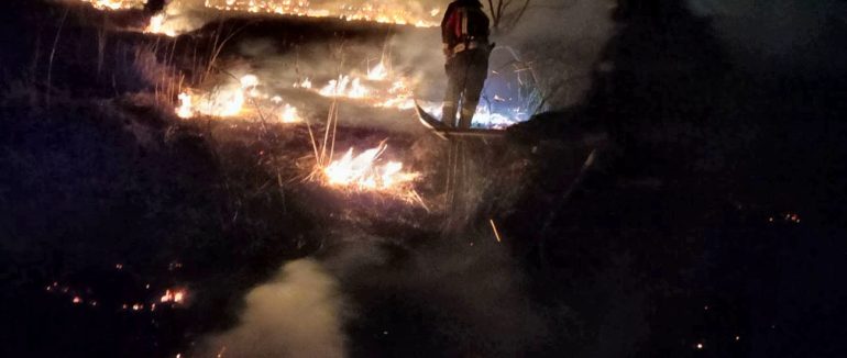 На Закарпатті продовжує горіти суха трава