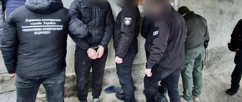 На Тячівщині заблокували канал переправлення через кордон: перехід зловмисник облаштував у власному подвірʼї