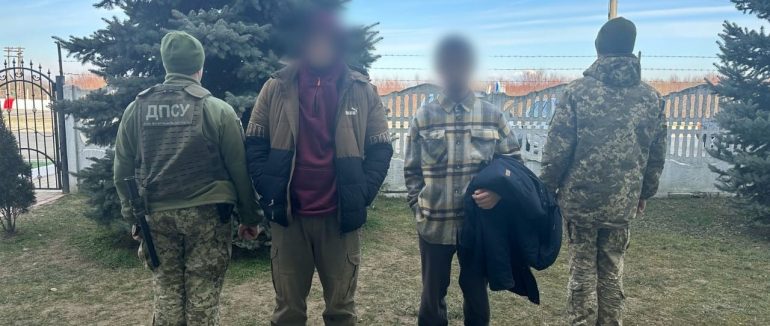 На кордоні з Угорщиною прикордонники зупинили двох подорожніх з Дніпропетровщини