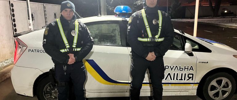 У пасажирки отруєння, а у водія – напад: біля Ужгорода патрульні допомогли чоловіку та жінці