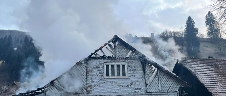 Вогняна стихія на Рахівщині: у селі Богдан ледь не згоріло два будинки