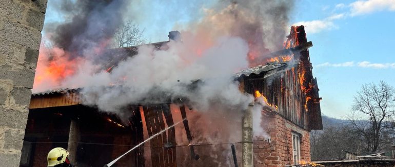 На Хустщині внаслідок пожежі у житловому будинку загинула літня жінка
