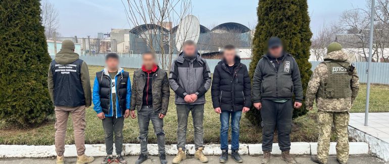 На кордоні з Угорщиною затримали двох неповнолітніх, які супроводжували трьох закарпатців до держрубежу