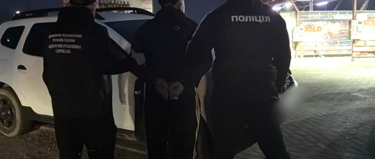 Поліцейські Мукачева заблокували черговий канал переправлення військовозобовʼязаних через держкордон