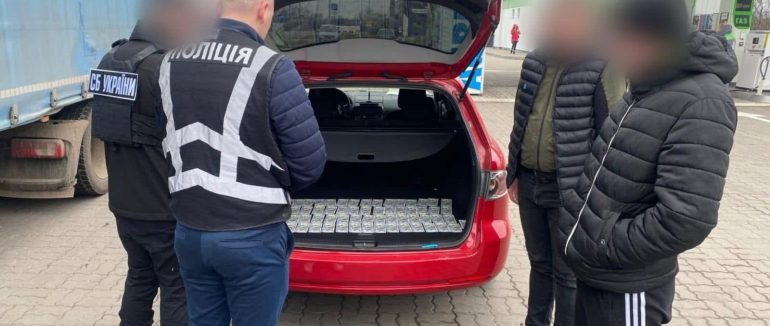 На Закарпатті затримали групу осіб, які організували перевезення чоловіків через кордон, приховавши у вантажівці