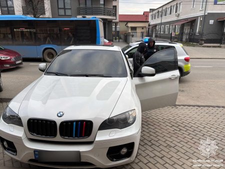Патрульні зупинили в Ужгороді водія, який їхав з гранатою та електродетонаторами