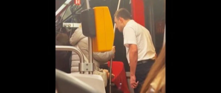 У Празі водій трамваю вдарив українця з дитиною на руках: відео викликало обурення