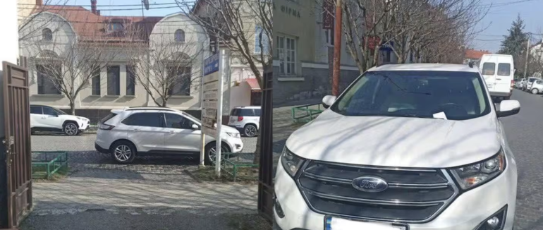 У центрі Мукачева оштрафували водія, який заблокував виїзд з двор