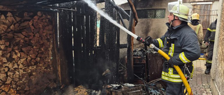 На Мукачівщині бійці ДСНС вберегли від вогню два житлові будинки