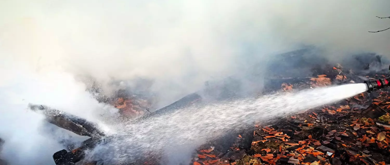 На Мукачівщині вщент згоріла надвірна споруда