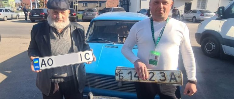 90 річний житель Закарпаття завітав до сервісного центру МВС