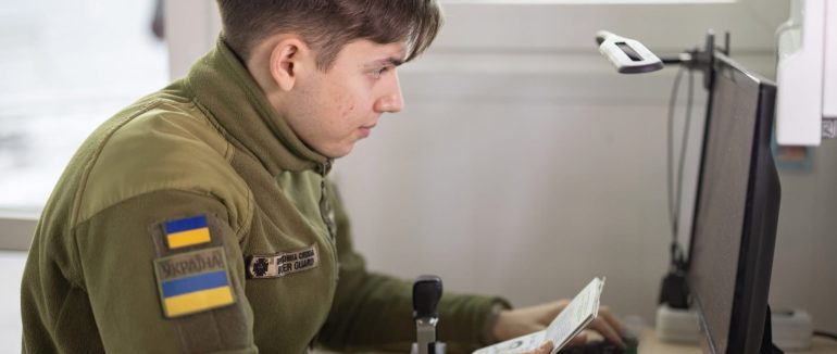 Двоє чоловіків намагалися потрапити в Угорщину за сфальшованими документами