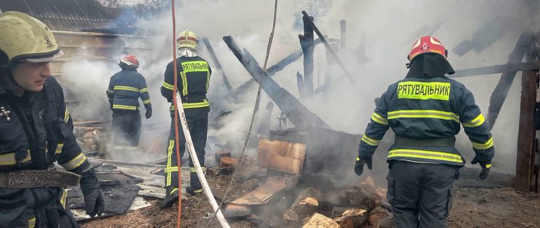 На Ужгородщині вогнеборці ліквідували пожежу в надвірній споруді