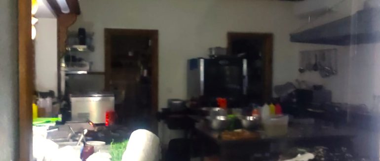 Ужгородські надзвичайники запобігли знищенню господарської будівлі