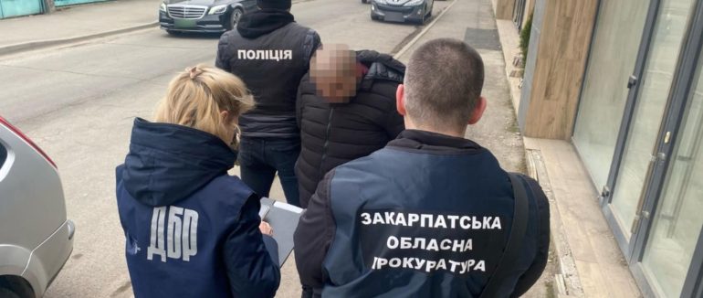 Обіцяв працевлаштування в ДСНС за хабар: на Закарпатті затримали очільника підрозділу