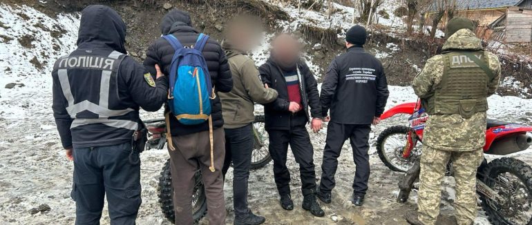 На Закарпатті поліція заблокувала ще дві схеми переправлення військовозобов’язаних через кордон: затримано причетних до злочину