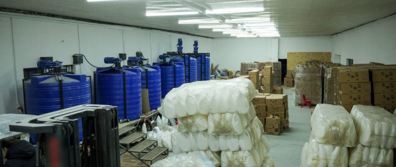 На Закарпатті поліція припинила діяльність підпільного цеху з виготовлення побутової хімії