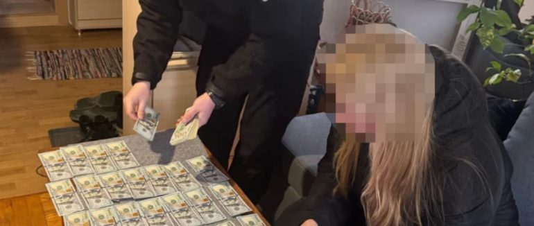 В Ужгороді повідомили про підозру двом медикам, викритим на хабарництві