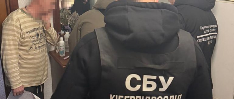 На Закарпатті шестеро працівників таксі та курʼєрів організували схему переправлення військовозобовʼязаних