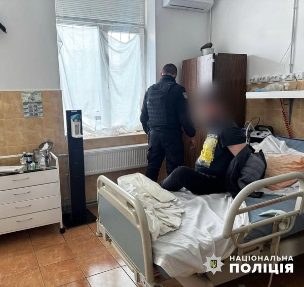 У Мукачеві поліція затримала пацієнта лікарні, який ножем ударив медпрацівницю