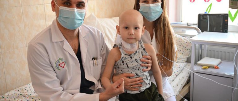 В обласній дитячій лікарні Закарпаття провели унікальну операцію із видалення нейробластоми
