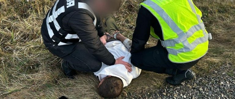 В Іршаві затримали двох зловмисників за підозрою у торгівлі наркотиками