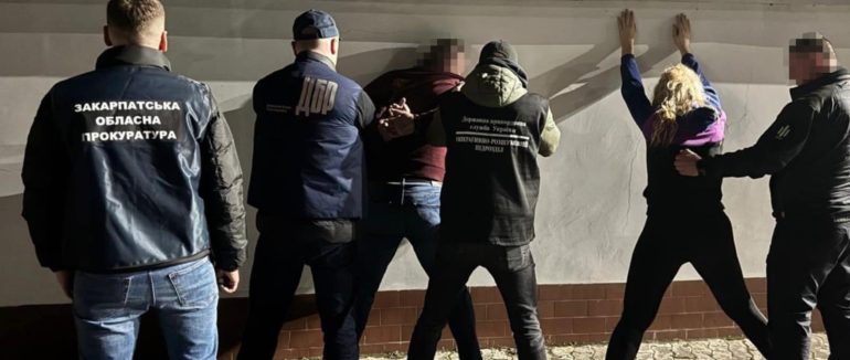 На Закарпатті викрили митників, які за 8 тис. дол. планували переправити військовозобовʼязаного до Угорщини