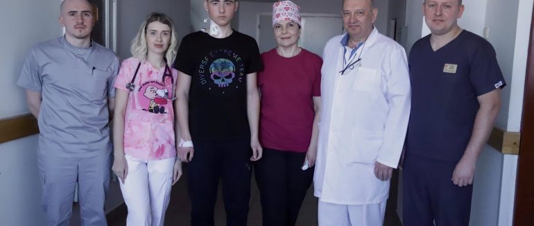 Був на межі життя та смерті: закарпатські медики врятували 15-річного хлопця, який впав з велосипеда