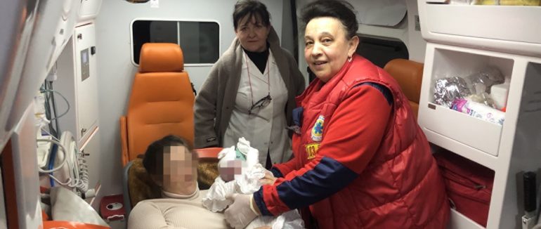 Четверта породілля за тиждень: на Тячівщині 25-річна жінка народила хлопчика у кареті швидкої