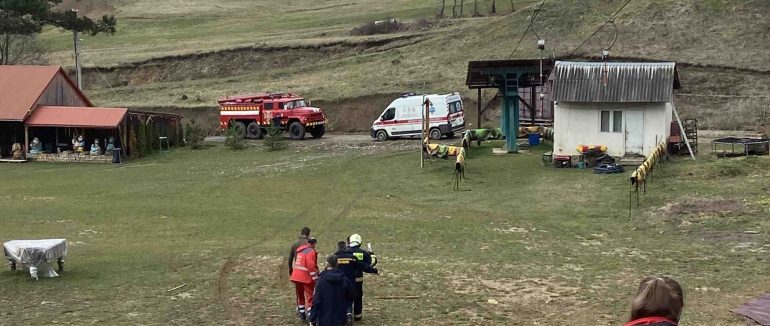 На Ужгородщині медики «швидкої» пішки транспортували пацієнта, який ледь не помер у лісі