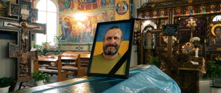 Понад рік вважався зниклим безвісти: у Мукачеві попрощалися з полеглим Героєм Володимиром Напудою