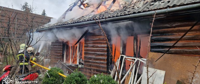 У Сваляві рятувальники ДСНС ліквідували пожежу у дерев’яній прибудові