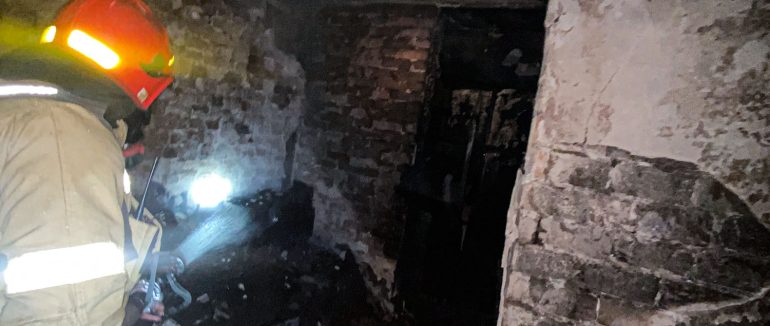 На пожежі в Ужгороді вогнеборці врятували 10 людей, трьох із них госпіталізували